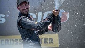 Julián Santero presentará en el Parque General San Martín el Mustang del Turismo Carretera con el que se consagró campeón. 