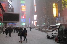 El Times Square de Nueva York bajo nieve.