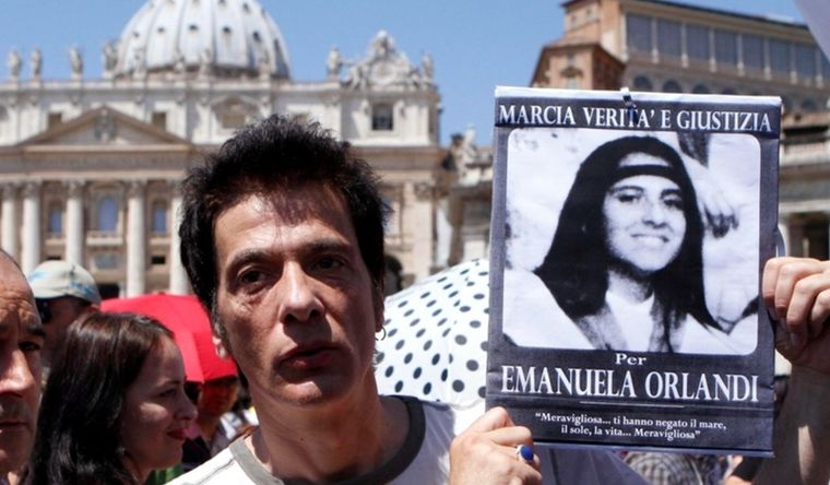 Emanuela Orlandi Pietro Orlandi, hermano de Emanuela, con una foto de la niña, en la plaza de San Pedro. Foto: Efe.