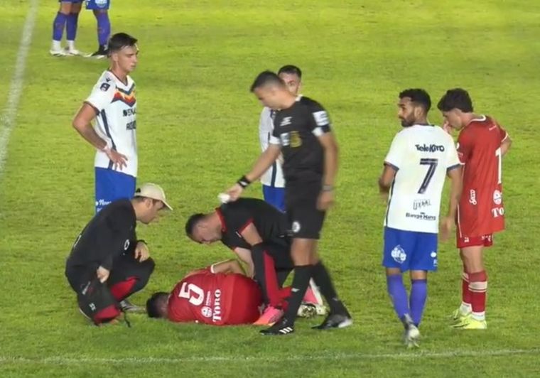El futbolista entrerriano quedó tendido en el piso luego del choque y salió con muestras de dolor. El futbolista entrerriano quedó tendido en el piso luego del choque y salió con muestras de dolor.