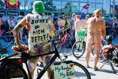 La “Marcha Mundial en Bicicleta Desnudos” se celebró este domingo en Alemania.