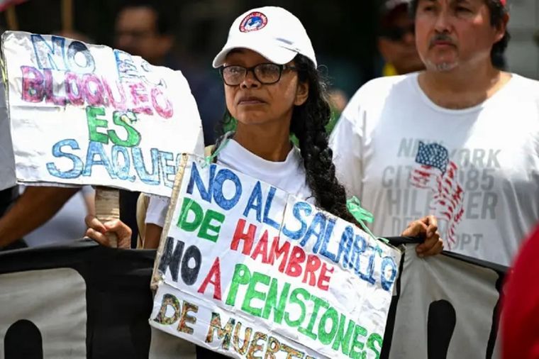 Docentes protestan para pedir un aumento salarial en Venezuela. Foto: GETTY IMAGES