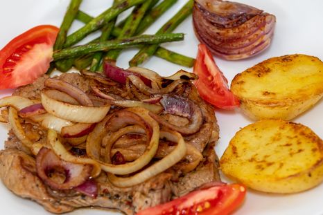 Bife con cebolla jugoso en pocos minutos: receta para que lleves a tu mesa y que le guste a todos. Bife con cebolla jugoso en pocos minutos: receta para que lleves a tu mesa y que le guste a todos.