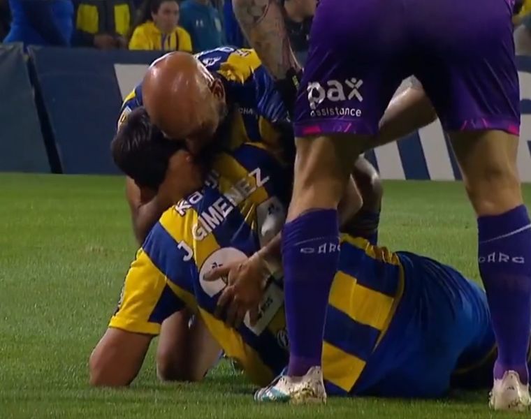 El gesto de Carlos Quintana: se acercó a darle un abrazo al juvenil y luego se lo vio conmocionado durante el juego. Foto: captura de TV El gesto de Carlos Quintana: se acercó a darle un abrazo al juvenil y luego se lo vio conmocionado durante el juego. Foto: captura de TV