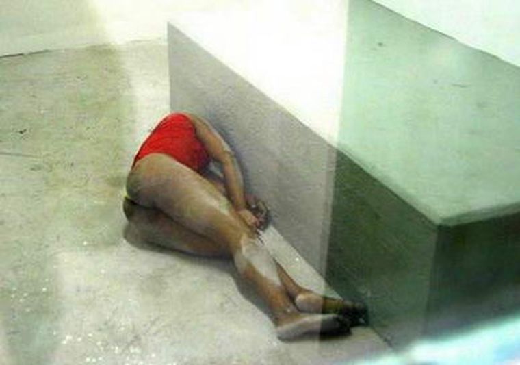 Nigeriana semidesnuda en el suelo de la comisaría. Foto: La Reppublica/El País