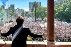 Un día como hoy, Javier Milei se asomaba por el balcón de la Casa Rosada como el nuevo presidente de la Nación. Mucho ha cambiado desde entonces. Foto: NA
