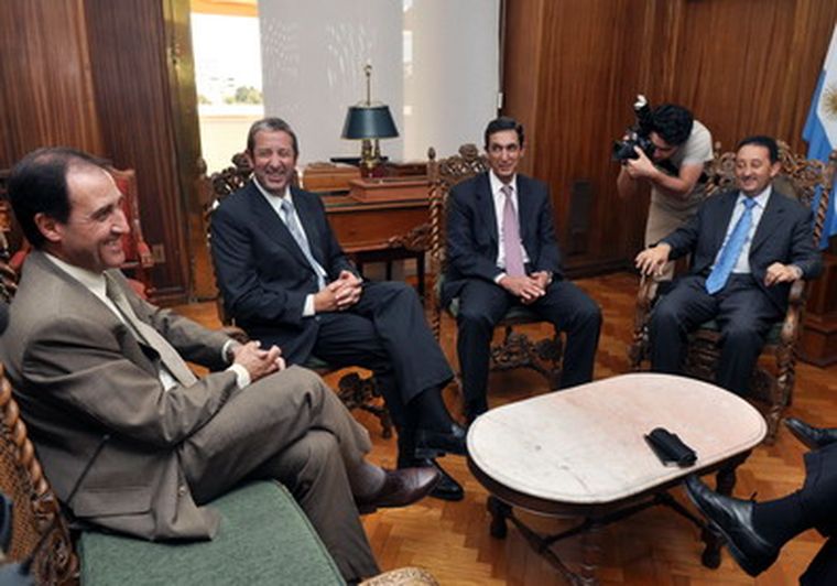 Los ex gobernadores, distendidos. Foto: Prensa Gobierno