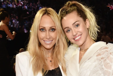 Miley Cyrus disfruta de una buenas vacaciones metiéndose en medio de la luna de miel de su mamá Tish. Foto: Kevin Mazur (Getty Images)