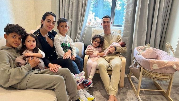 Georgina Rodríguez y Cristiano Ronaldo junto a sus hijos