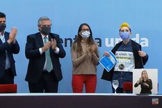 El momento del reclamo junto a Alberto Fernández.