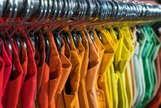 Las prendas de corderoy no pueden faltar en tu placard esta temporada otoño-invierno. Foto: Freepik