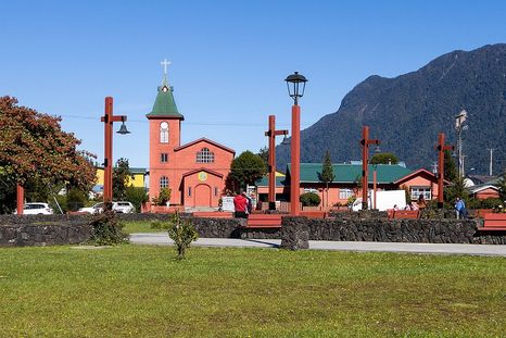 Hornopirén es un pueblo de la Patagonia chilena rodeado por bosques, fiordos y montañas sobre la Carretera Austral. Hornopirén es un pueblo de la Patagonia chilena rodeado por bosques, fiordos y montañas sobre la Carretera Austral.