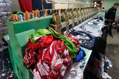 Desbaratan talleres textiles clandestinos en donde confeccionaban prendas deportivas y eran puestas a la venta en “La Salada”. Foto: Gendarmeria Nacional