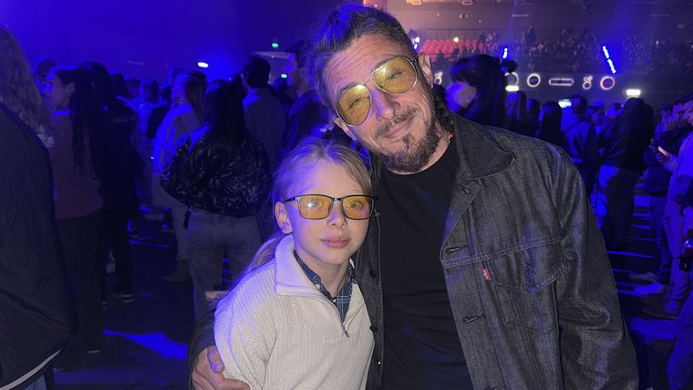 Una salida de padre e hijo: ¡Juan invitó a su papá al recital! Una salida de padre e hijo: ¡Juan invitó a su papá al recital!