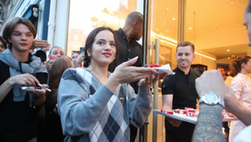 Rosalía tuvo un particular gesto al verse cara a cara con sus fans en un día muy importante para ella. Foto: GTRES