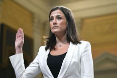 Cassidy Hutchinson, exasistente de la Casa Blanca, que testificó en contra de Donald Trump durante las vistas del Congreso que investigan los ataques del 6 de enero. Foto: GETTY IMAGES