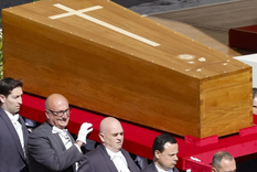 el significado de los simbolos que estan grabados en el feretro del papa francisco