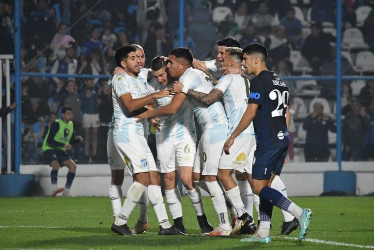Abecasis mira de cerca el festejo rival. Foto: Twitter Atlético Tucumán