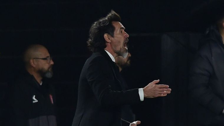 Eduardo Domínguez analizó el empate en La Plata. Foto: FotoBaires