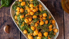 Aunque hoy parece una receta sencilla, en la Edad Media era considerada un plato valioso porque combinaba ingredientes fáciles de conservar durante largos viajes.