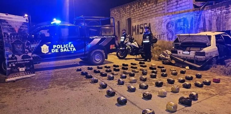 Un auto terminó incrustado en la pared de una casa, hallaron marihuana y hay siete detenidos Foto: NA
