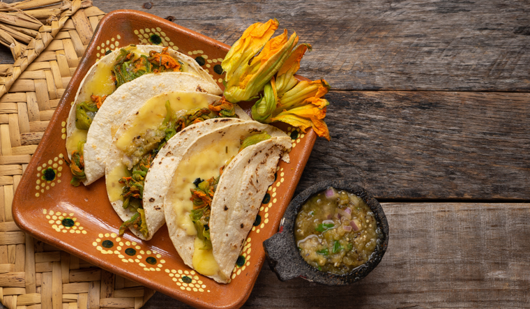 Aunque la receta tradicional usa solo flor de calabaza y queso, en muchas regiones se agregan ingredientes como epazote, champiñones o chile poblano, dando lugar a múltiples versiones deliciosas.