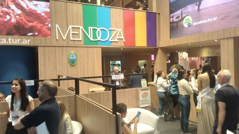 Con un estilo sobrio a primera vista, la música se apoderó del stand mendocino