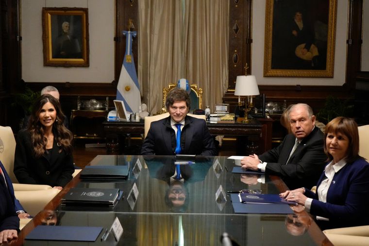 El presidente Javier Milei junto a la secretaria de Seguridad Nacional de Estados Unidos, Kristi Noem, su par argentina, Patricia Bullrich, y el canciller, Gerardo Werthein.
