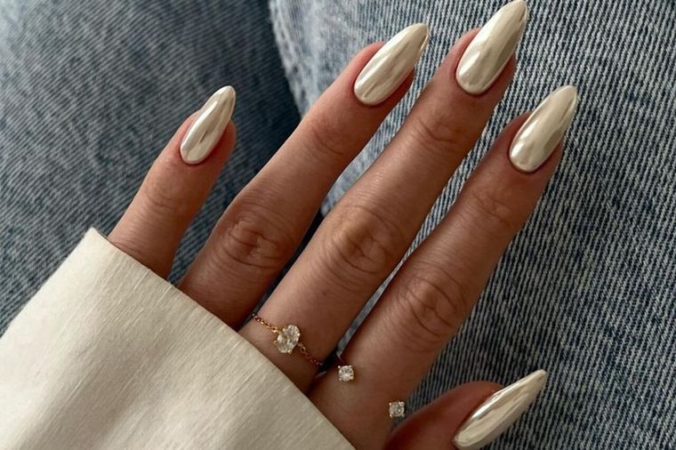 Haz brillar a tus uñas con la manicura cromada Foto: Hypebae