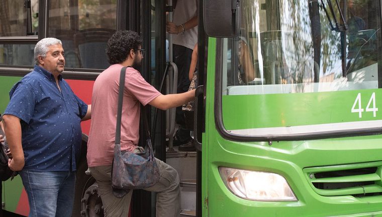 Atención pasajeros: 22 líneas de colectivos retoman sus recorridos originales tras el fin de los desvíos. 