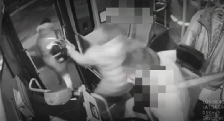 Una mujer defendió al colectivero a carterazos contra un delincuente que lo atacó con un cuchillo Foto: Captura de video