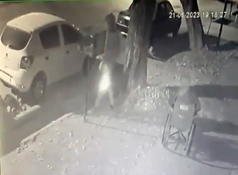 A la derecha de la imagen, uno de los delincuentes está en silla de ruedas Foto: Captura de video.