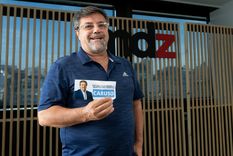Exfutbolista, entrenador, periodista y ahora candidato a legislador porteño por el MID, Ricardo Caruso Lombardi visitó la redacción de MDZ. Foto: Agustín Tubio/MDZ