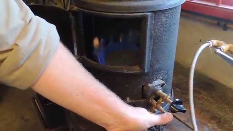 La familia se estaba calefaccionando con una salamandra