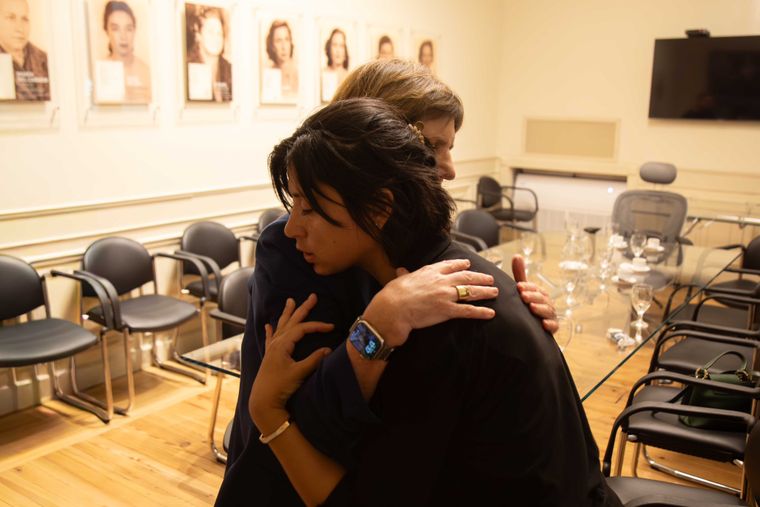 El abrazo entre Patricia Bullrich y la mamá de Jeremías Monzón.