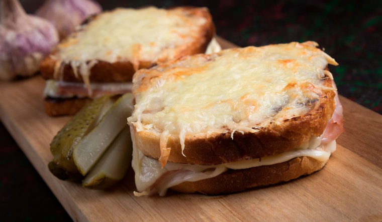 Curiosamente, la receta de croque monsieur apareció por primera vez en los cafés parisinos del siglo XX. Curiosamente, la receta de croque monsieur apareció por primera vez en los cafés parisinos del siglo XX.