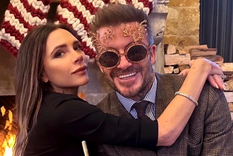 David Beckham se la dio de bromista e imitó a su esposa Victoria Adams en una sesión de maquillaje. Foto: Instagram @victoriabeckham