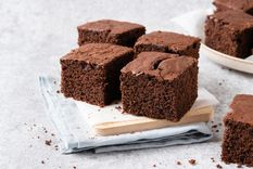 Prepara esta receta fácil de bizcocho de chocolate sin azúcar para darte un gusto saludable