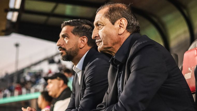 Ramón Díaz, junto a su hijo Emiliano, asumieron hace unos días en Olimpia de Paraguay.&nbsp;