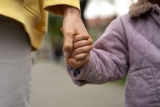 La mayoría de las familias buscan adoptar a menores de 3 años Foto: Freepik