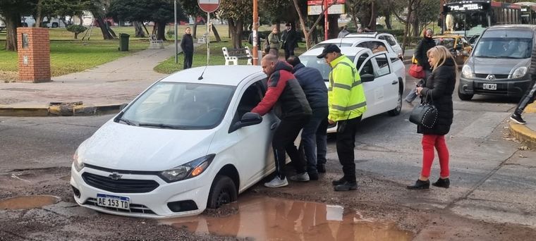 Uno de los automovlistas sufrió un accidente por culpa de este bache