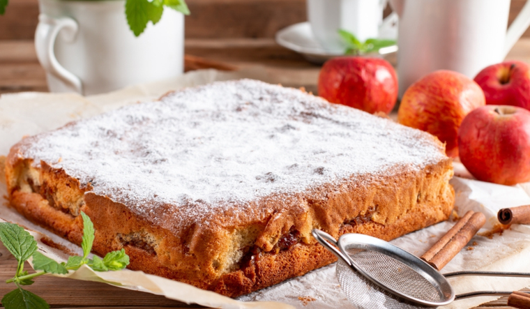 Bizcocho de manzana Ccásico: receta de toda la vida Foto: Shutterstock