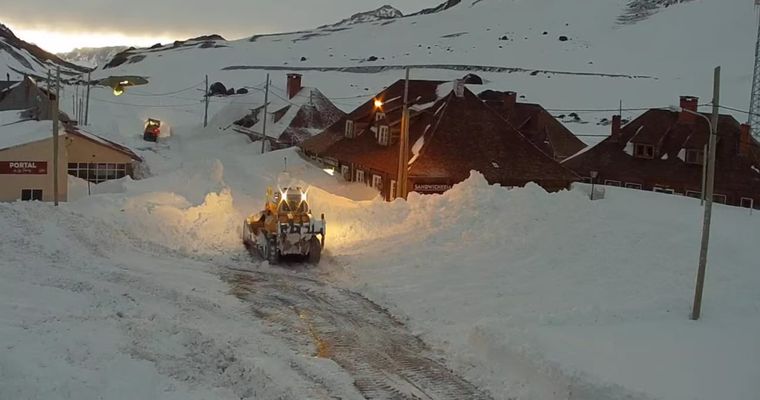 Las máquinas continúan removiendo la gran acumulación de nieve en alta montaña mientras el pronóstico anticipa un nuevo frente de mal tiempo.