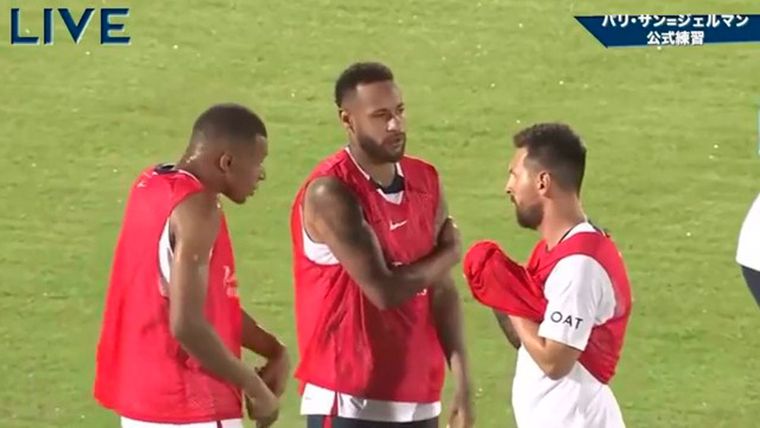 Mbappé, Neymar y Messi discuten en una práctica del PSG en Japón.