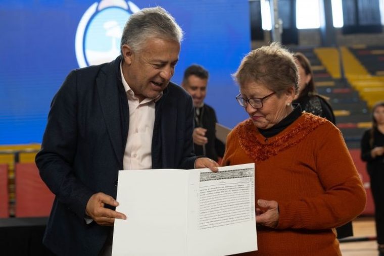 Alfredo Cornejo anunció un plan para regularizar viviendas del IPV Alfredo Cornejo anunció un plan para regularizar viviendas del IPV