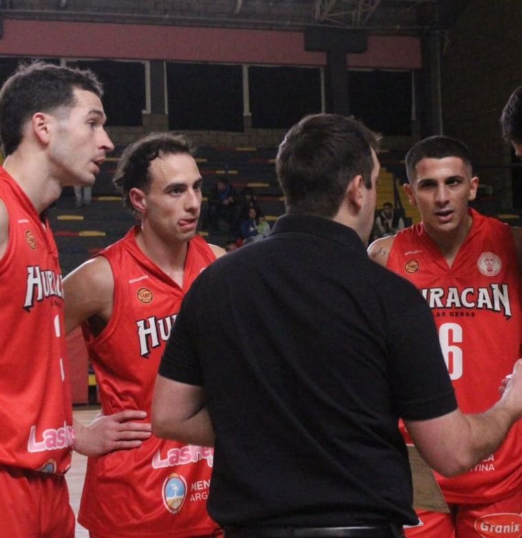 Huracán Las Heras sigue soñando en la Liga Federal de básquet. Huracán Las Heras sigue soñando en la Liga Federal de básquet.