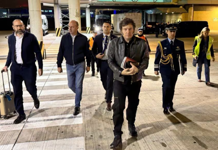 El presidente Javier Milei al llegar al pais luego de su participación en el foro de Davos