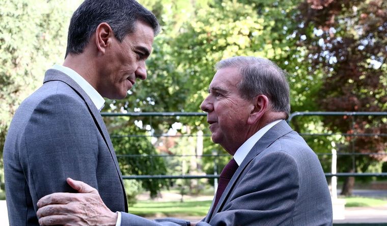 Pedro Sánchez, presidente de España, y el venezolano Edmundo González. Foto: Efe.