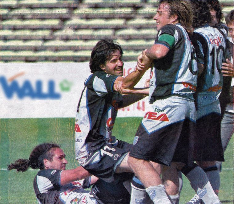 El Pipa Villar celebra su gol con sus compañeros. Foto: Orlando Pelichotti/Los Andes