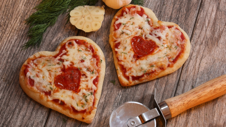 Romántica y deliciosa: receta de pizza casera con forma de corazón para San Valentín que conquista en este verano. Romántica y deliciosa: receta de pizza casera con forma de corazón para San Valentín que conquista en este verano.